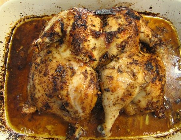 Теперь необходимо обжарить курицу до золотистой корочки. Если у вас нет ни гриля, ни мангала, ни гриля в духовке - просто снимите фольгу и поднимите температуру в духовке до максимальной. Поливайте соком из противня каждые 5 минут. Хорошо будет, если вы сможете перевернуть курицу несколько раз, но не забывайте, что она будет разваливаться.
Если у вас есть гриль или мангал с решеткой или гриль в духовке, то используйте их, не забывая смазывать соком из противня. Ваша задача на этом этапе - добиться образования корочки.