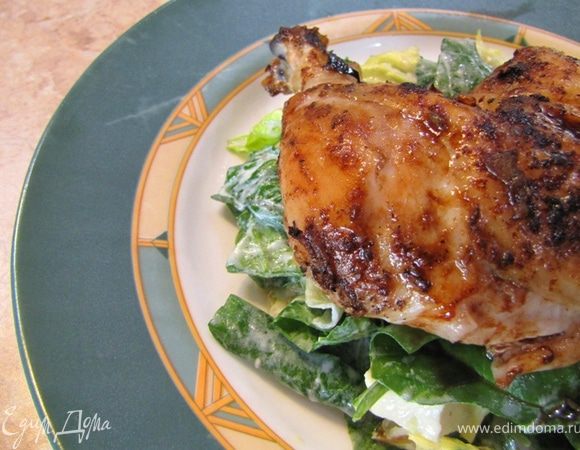 Убедитесь, что курица прожарилась полностью, проткнув длинным ножом в самом толстом месте бедра. Если сок будет прозрачным - значит блюдо готово. Дайте блюду постоять  в теплом месте минут 15, чтобы мясо впитало соки и "расслабилось".