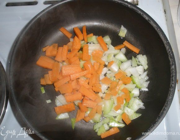 Лук и морковь мелко режем, пассируем на растительном масле.
