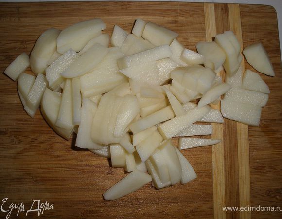 Картофель режем мелкими кубиками.