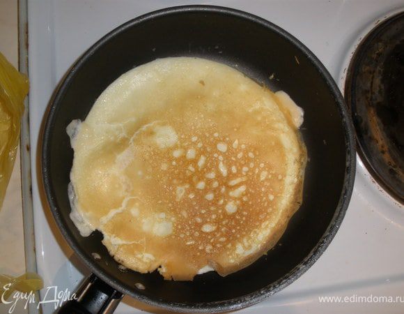 Одновременно с этим взбиваем вилкой яйца, жарим 2 блинчика (если сковорада большая то 1).
Готовые блинчики остужаем и режем на небольшие полоски. 