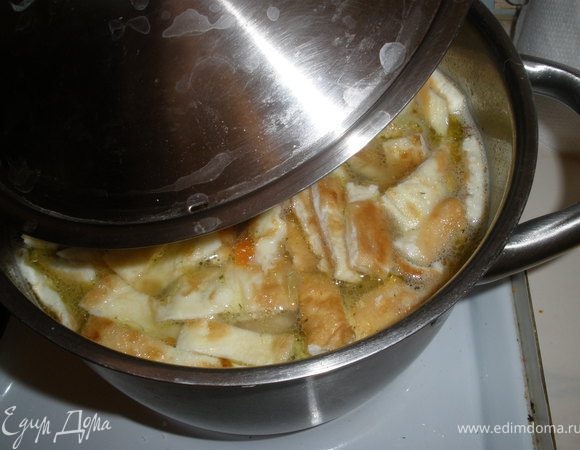 Бросаем в суп яичные ленты и выключаем плиту. Суп накрыть крышкой и дать ему постоять немного.
Подавать с зеленью, приятного аппетита!!!