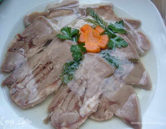 Язык варить 2 часа,с луком,перцем,лавровым листом.Солить в конце варки.Вытащить язык и ополоснуть холодной водой,так он лучше чиститься.Почистить от шкурки.
Желатин замочить водой,оставить набухнуть и залить 1.5 ст воды-нагреть до его растворения.
Язык нарезать,уложить в тарелку,залить желатином,украсить зеленью и варёной морковкой.и поставить в холодильник на несколько часов,до застывания.