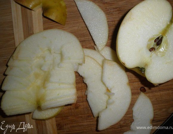 Яблоки режем попалам, вырезаем сердцевину, и режем на тоненькие пластики. 