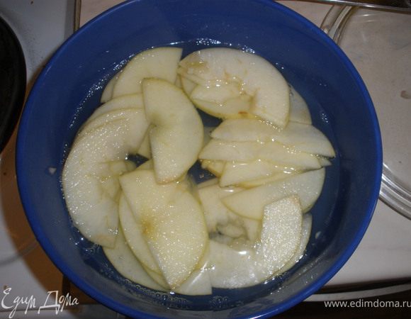 Заливаем яблоки кипятком, чтобы они стали мягкие. 