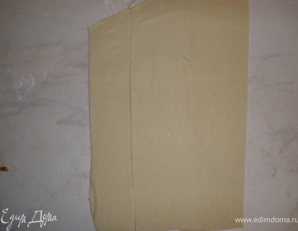 Тесто раскатываем в тоненький пласт и режем на полоски шириной чуть меньше чем ширина яблок. Длина полосок примерно 12 см.