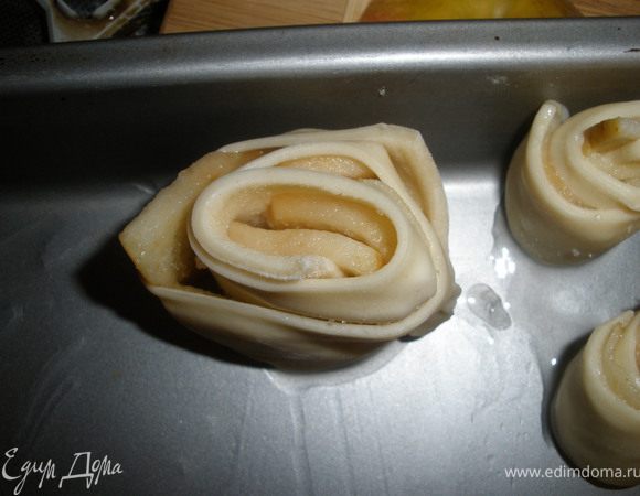 Сварачиваем в рулет и отправляем в разогретую духовку до зарумяниваня теста. 