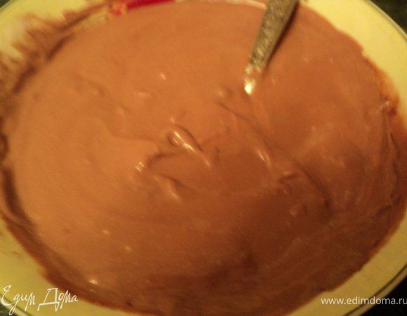 К полученной массе добавить шоколад, размешать до его растворения, затем крем охладить.