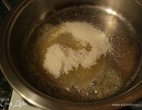 Подготовить начинку; яблоки почистить от кожицы и семян, порезать кубиками 1- 1.5см.
Растопить на сковороде масло и сахар до образования карамели,
