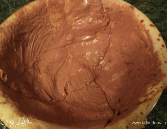 Куполообразную миску выстелить пищевой пленкой и выложить стенки блинами, смазывая их кремом. 