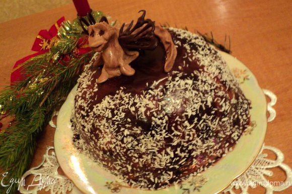 Верх торта залить растопленным со сливками шоколадом. Украсить по желанию. Я украсила кокосовой стружкой и дракончиком из мастики.