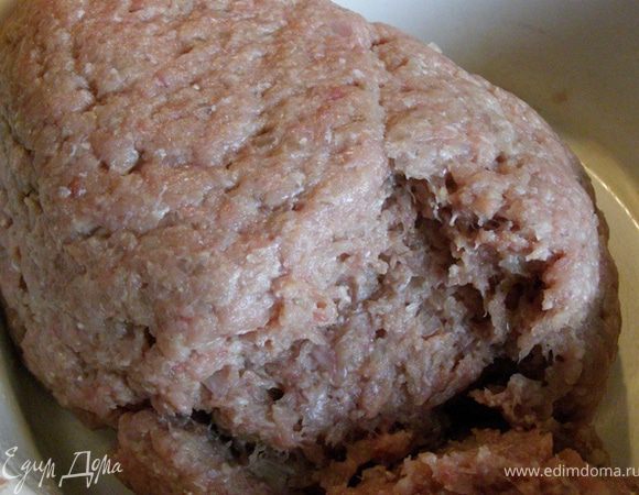 Приготовим фарш. Хлеб зальем холодным молоком. Мясо пропустим через мясорубку 2 раза, во второй раз с хлебом и репчатым луком