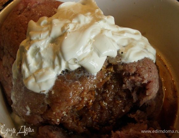 Добавим к фаршу соевый соус с чесноком, сливки, соль и перец