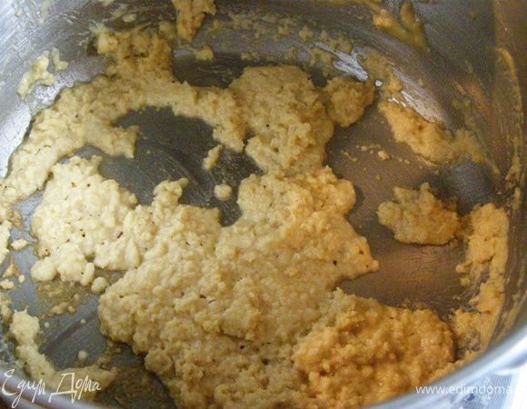 В сотейнике пассеруем муку в 35 г растопленного сливочного масла. 