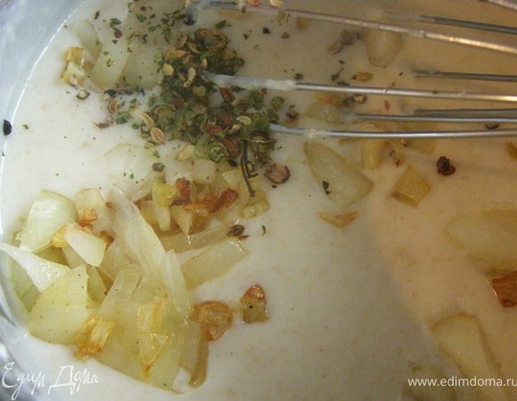 Постоянно помешивая вольем горячее молоко, добавим обжаренные специи, лук и чеснок. Варим на медленном огне около 15 минут