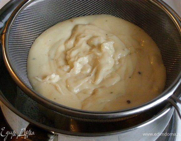 Протрем соус через сито