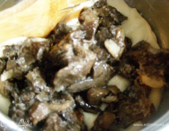 Поставим опять на медленный огонь, добавим грибы и сливки