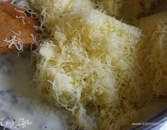 Немного проварим, добавим сыр Чеддер. Проварим до растворения сыра. Добавим пармезан, перемешаем и отставим сотейник. Соус готов.