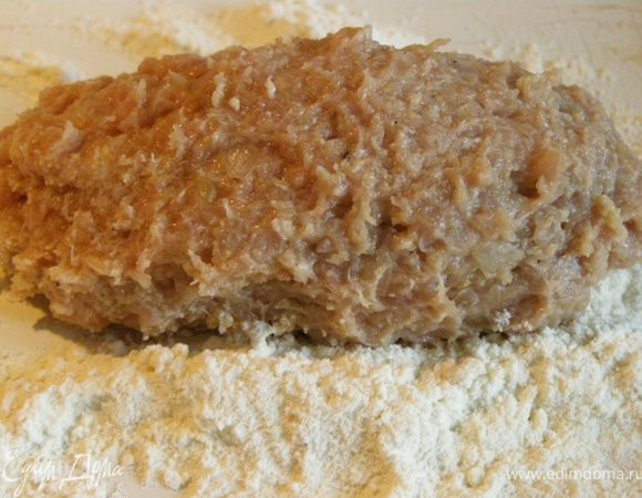 Приготовим льезон: смешаем яйца со сливками, солью и перцем. Насыпем в одну емкость муку, в другую - панировочные сухари. Сформуем котлеты. Обваляем сначала в муке,