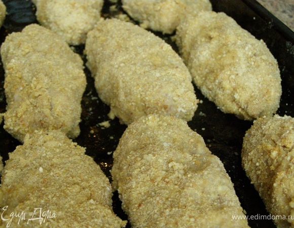 Выложим котлеты на противень, смазанный маслом. Сбрызнем маслом и поставим на средний уровень в предварительно разогретую духовку до 250 градусов. Выпекаем котлеты 10-12 минут