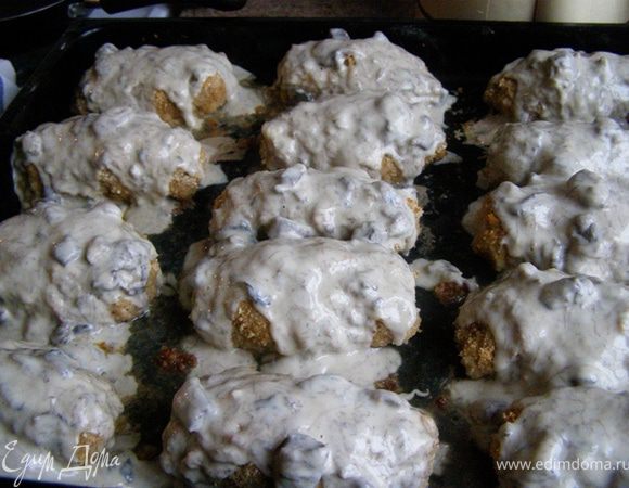 Через 10 минут вытащим противень из духовки, каждую котлету обильно смажем соусом и обратно поставим в духовку на 10-12 минут, уже на верхний уровень. 