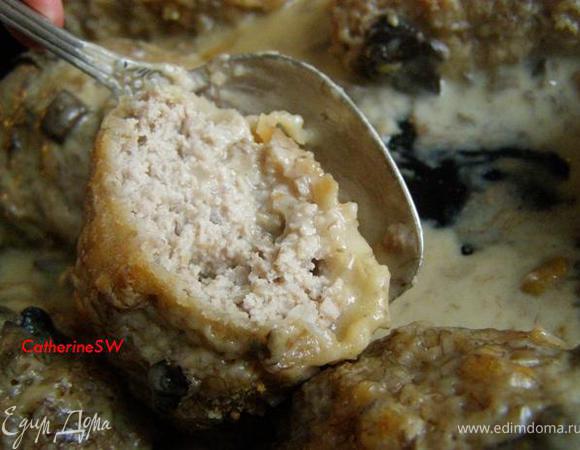 Котлеты получились очень сочными. Я на всякий случай приготовила к ним еще соус бешамель с пармезаном http://www.edimdoma.ru/recipes/34502. Много соуса не бывает)))