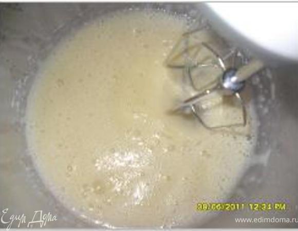 Яичные желтки взбить в пену