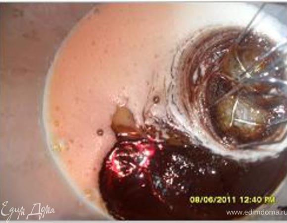 Кофе и какао растворить в 1 ст.л. кипятка. , добавить вместе с маслом, медом, сахаром и цедрой во взбитую массу