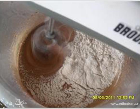 Всыпать просеянную с разрыхлителем и специями муку. Затем добавить изюм с цукатами в тесто