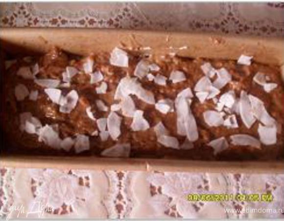 Форму для кекса примерно длиной 23 см. хорошо самазать жиром, посыпать панировачными сухарями. Выложить тесто, сверху посыпать миндальной стружкой (у меня были кокосовые хлопья).
