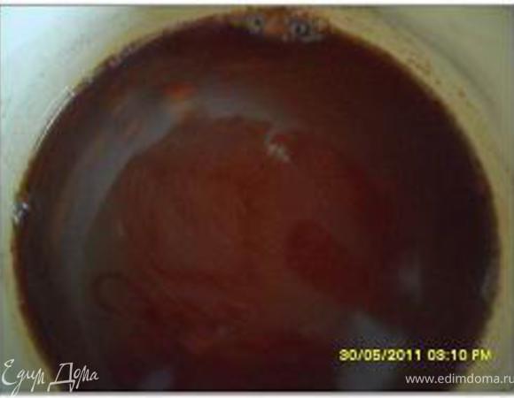 Яблоки очистить, разрезать на 4 части, удалить сердцевину, нарезать тонкими кусочками. У ревеня срезать концы, очистить и нарезать кусочками по 2 см в длину. Сахар и корицу вскипятить со 150 мл. воды
