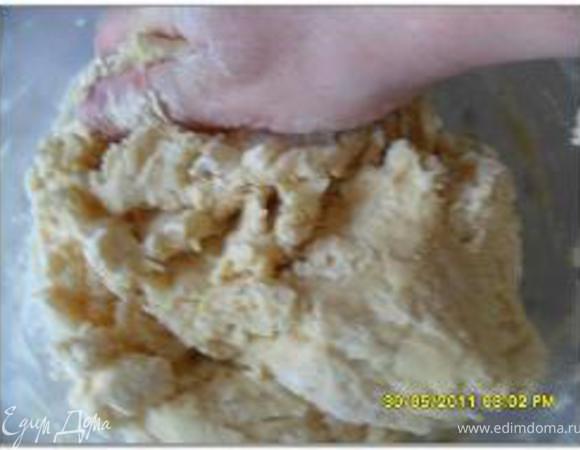 Из просеянной вместе муки с содой, яйца, сахара, соли и размягченного масла замесить быстро тесто. 