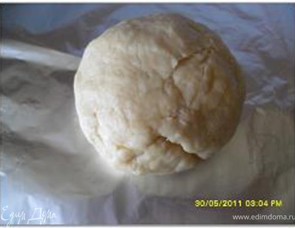 Придать тесту форму шара, завернуть в фольгу, поставить в холодильникна 60 мин