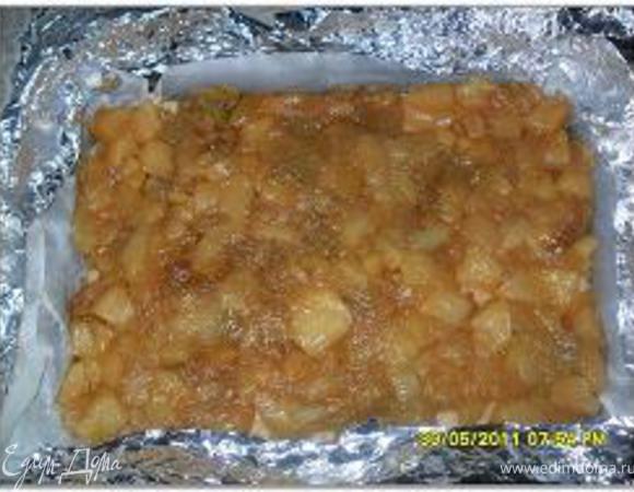 Предварительно выпекаем 5 минут при температуре 225 градусов.
Затем корж посыпать сухарями и выложить обсушенные ревень с яблоками