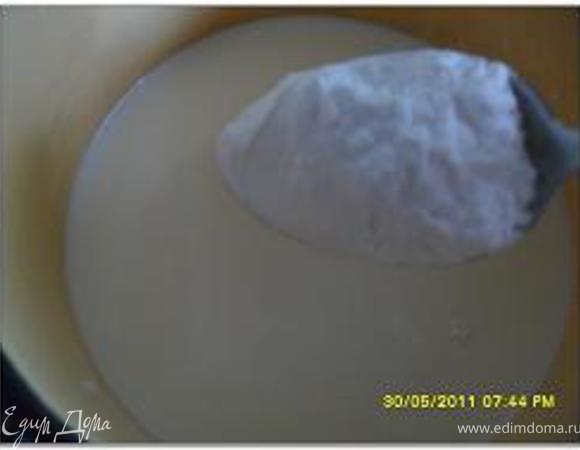 Из сахара, молока, крахмала сварить пудинг, остудить, часто помешивая
