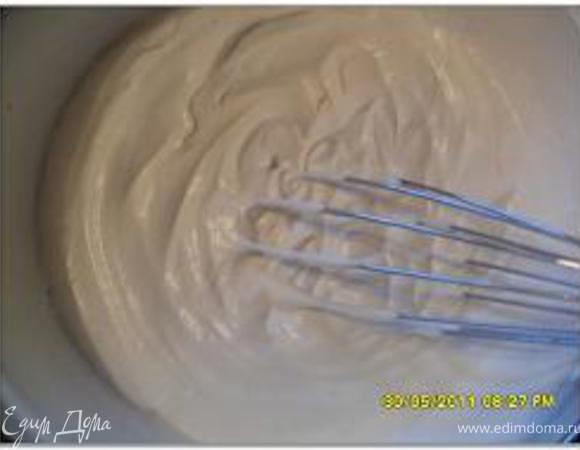 Желатин замочить в холодной воде на 10 минут.
Сливки взбить в густую пену.
Желатин растворить на слабом огне при постоянном помешивании. Смешать пудинг, желатин и сливки