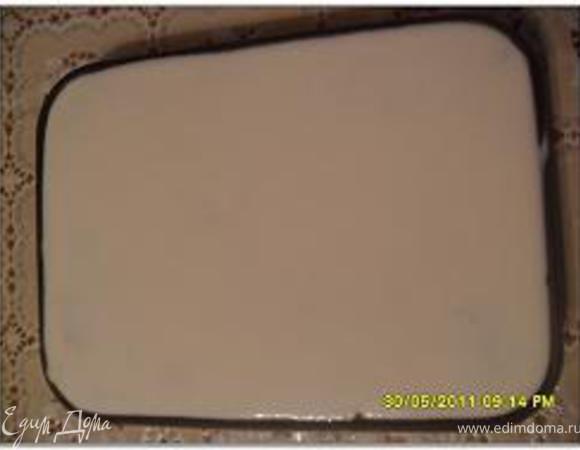 Наполнить кремом кондитерский мешок со звездообразной насадкой и нанести его в виде решетки.
(У меня. если честно, не было времени на кондитерские мешки и я просто нанесла крем одним слоем и поставила в холодильник