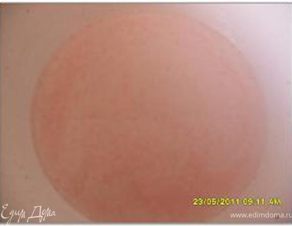 Дрожжи развести в теплом молоке с половиной сахара, поставить опару на 15 мин.
