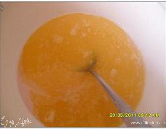 Затем добавить оставшийся сахар, растопленное слив.масло или маргарин, яйцо, щепотку соли, просеянную муку и вымесить мягкое тесто