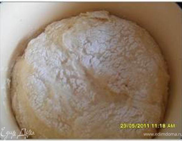 Поставить в теплое место на 1 час. Объем теста увеличивается в два раза