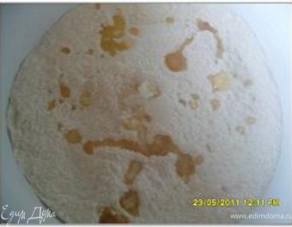 Посыпка:
приготовленную для посыпки муку просеять, смешать с сахаром, ванильным сахаром и корицей. Сливочное масло растопить и влить по капле.
