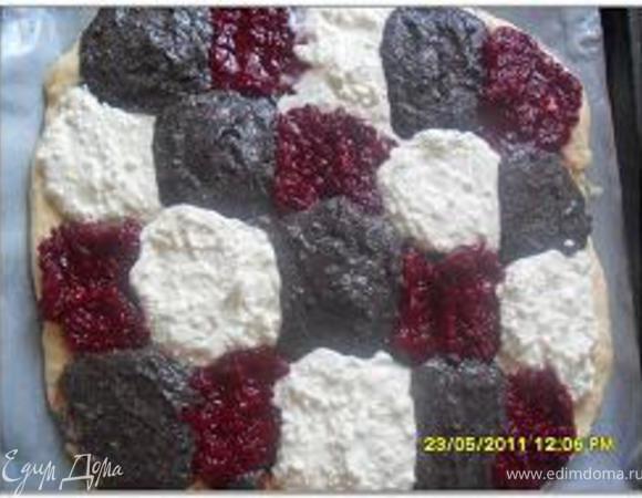 Маковую начинку, творожный крем и джем выложить ложками на тесто попеременно