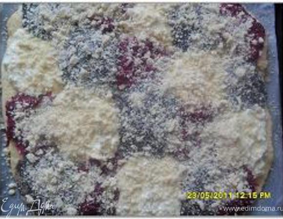 Посыпать посыпкой пирог и поставить в теплое место на 15 минут