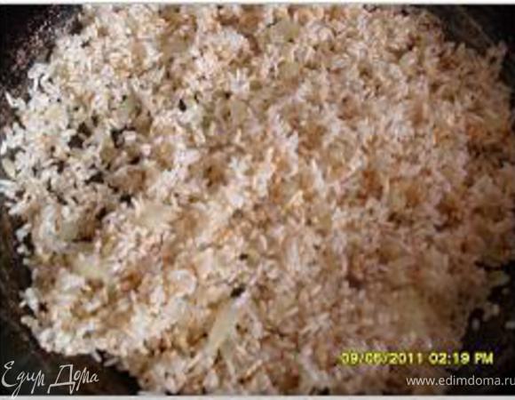 Лук порезать. Прокалить масло в сковороде/сотейнике, добавить лук и рис и обжаривать до золотистого цвета