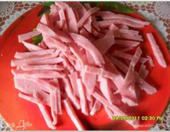 Добавить бульон или воду. Готовим рис под плотно закрытой крышкой, не мешая, около 20-30 минут.
Ветчину нарезать соломкой