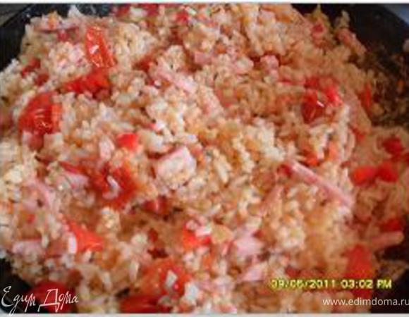 добавить в рис нарезанные паприку, ветчину, помидоры из банки, измельченный зубчик чеснока и травяные приправы.
Все перемешать