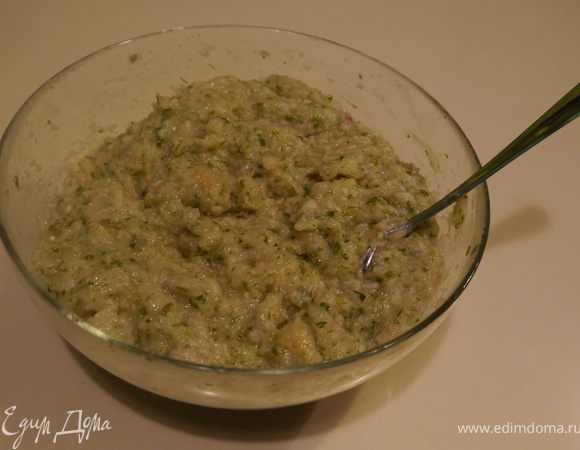 из курицы, луковицы, зелени и булочки сделать фарш, посолить и добавить свежее яичко. Хорошо перемешать.