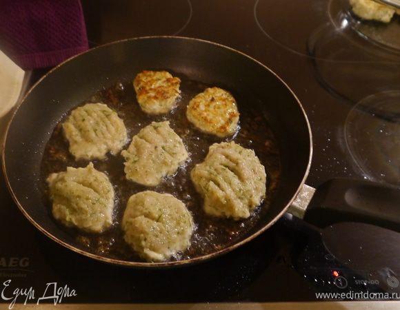 получившуюся массу обжарить на оливковом масле. выкладывать фарш на сковородку лучше ложкой, как оладушки, чтобы получились потоньше.