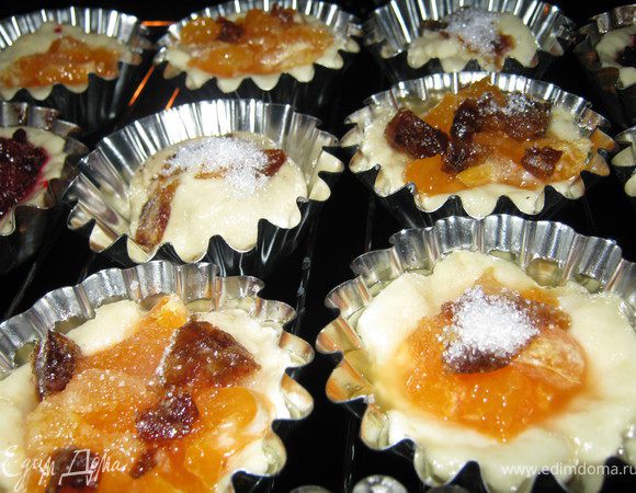 Формочки смазываем растительным маслом. Кладем небольшое количество теста, сверху кладем мандарины с финиками и присыпаем хорошенько сахаром. Выпекать в разогретой духовке до температуры 180 градусов 20-25 минут.  Приятного аппетита! 