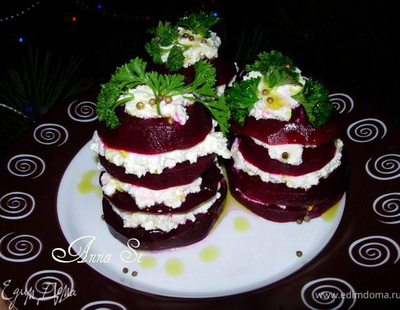 Свеклу слегка остудить и нарезать кружочками. Складываем друг на друга, смазывая сырной массой. Посыпаем измельченной зеленью и поливаем оливковым маслом, можно чуть присыпать зернами кориандра.